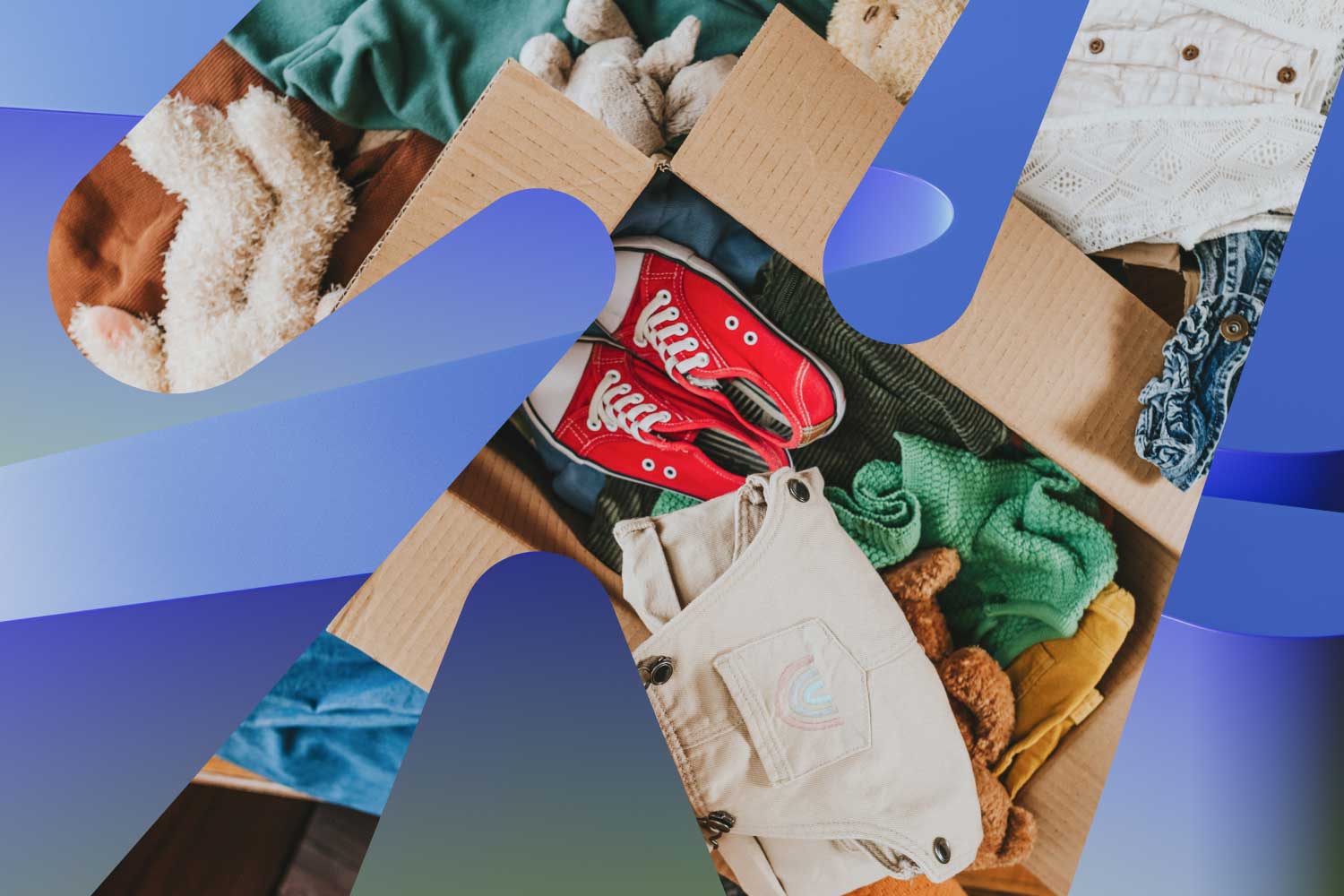 Pappeske med røde joggesko, grønn genser, beige kjeledress med regnbuemotiv og flere kosedyr, plassert på en fargerik blå og lilla bakgrunn – illustrerer rydding, gjenbruk og donasjon av klær og leker.